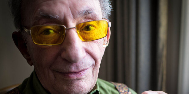 Walter Frankenstein trägt eine gelbe Brille Walter Frankenstein trägt eine gelbe Brille