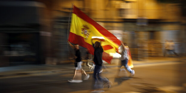 Demonstranten schwenken die spanische Flagge Demonstranten schwenken die spanische Flagge