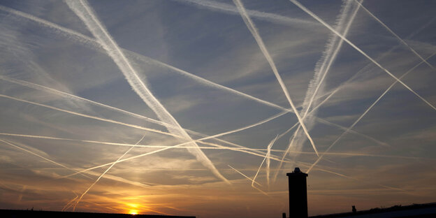 Kondensstreifen von Flugzeugen am Himmel Kondensstreifen von Flugzeugen am Himmel