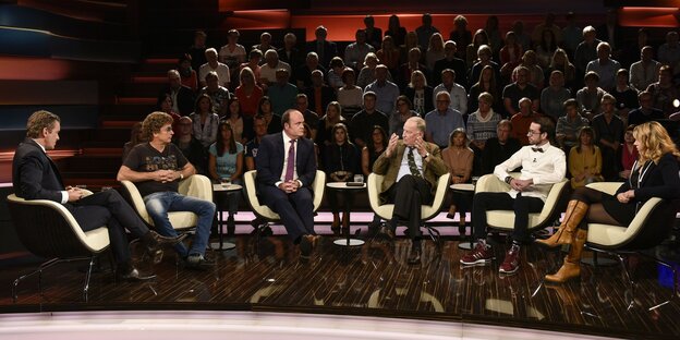 TV-Studio mit sechsköpfigem Panel und Publikum TV-Studio mit sechsköpfigem Panel und Publikum