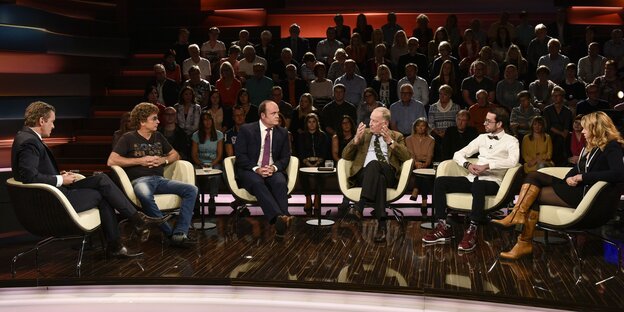 TV-Studio mit sechsköpfigem Panel und Publikum