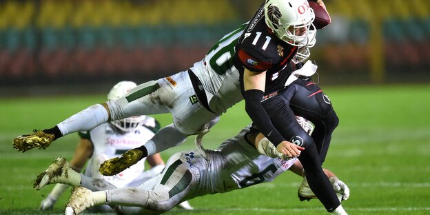 Mehrere Footballspieler streiten sich um den Ball Mehrere Footballspieler streiten sich um den Ball