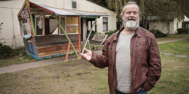 Ein Mann steht vor Bungalows Ein Mann steht vor Bungalows