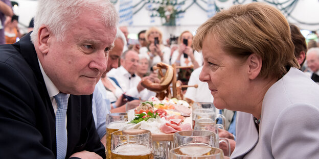 Seehofer und Merkel bei Bier in einem Bierzelt Seehofer und Merkel bei Bier in einem Bierzelt