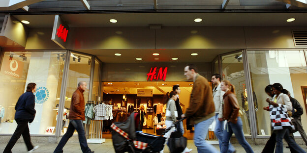 Passanten vor einer H&M-Filiale Passanten vor einer H&M-Filiale