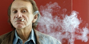 Ein Mann, Michel Houellebecq, raucht