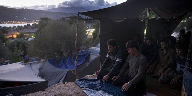 Muslimische Flüchtlinge beim Gebet auf Samos Muslimische Flüchtlinge beim Gebet auf Samos