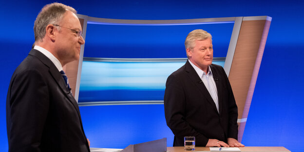 Stephan Weil (SPD) und Bernd Althusmann (CDU) stehen im Fernsehstudio des NDR. Stephan Weil (SPD) und Bernd Althusmann (CDU) stehen im Fernsehstudio des NDR.