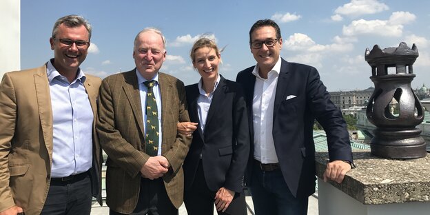 Zwei Politker der österreichischen FPÖ und zwei der deutschen AfD stehen zusammen für ein Gruppenbild Zwei Politker der österreichischen FPÖ und zwei der deutschen AfD stehen zusammen für ein Gruppenbild
