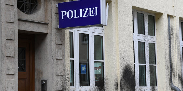 Eine Polizeiwache mit Farbe an der Hauswand Eine Polizeiwache mit Farbe an der Hauswand