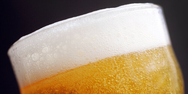 schäumende Bierkrone im Glas schäumende Bierkrone im Glas