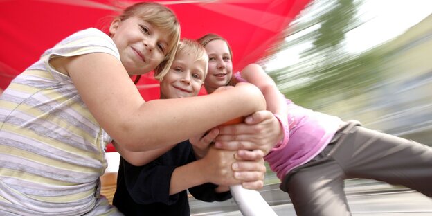 Kinder unter einem Regenschirm Kinder unter einem Regenschirm