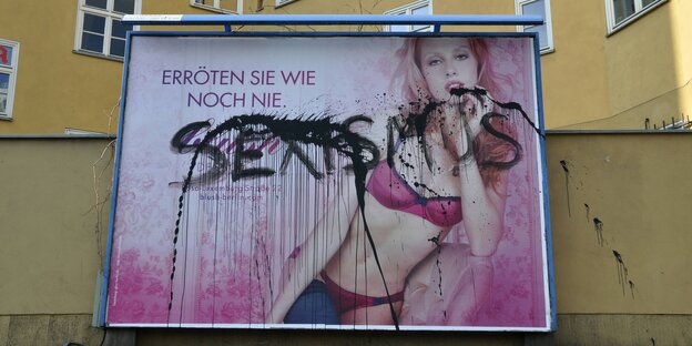 Mit Schriftzug Sexismus übermaltes Werbeschild Mit Schriftzug Sexismus übermaltes Werbeschild