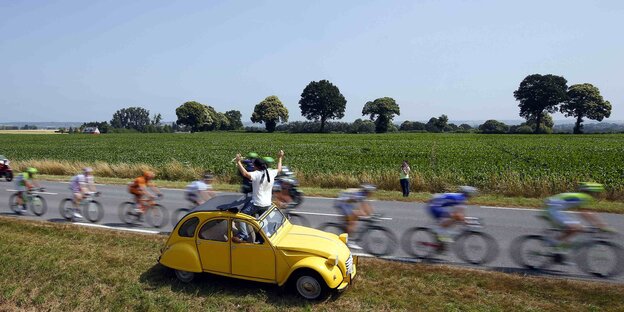Viele Radfahrer und eine gelbe Ente Viele Radfahrer und eine gelbe Ente