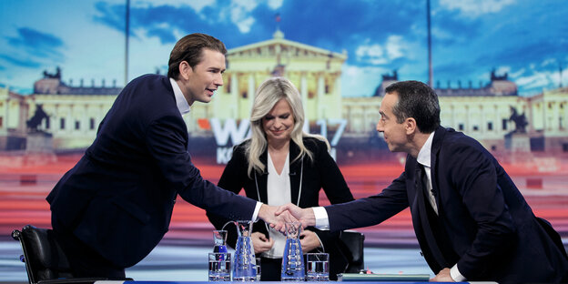 Sebastian Kurz (l.) und Christian Kern nach dem Kanzlerduell am Mittwoch Sebastian Kurz (l.) und Christian Kern nach dem Kanzlerduell am Mittwoch