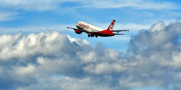 Ein Flugzeug vor Wolken Ein Flugzeug vor Wolken