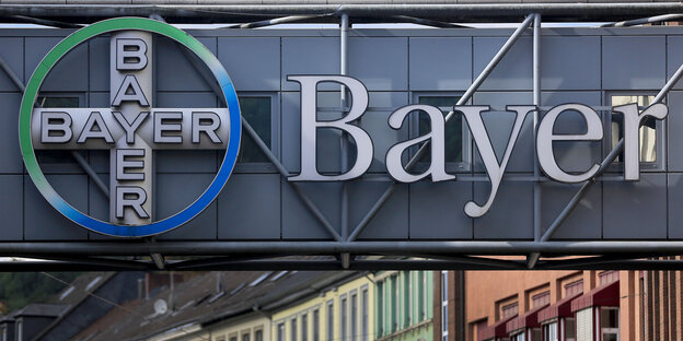 Schilder von Bayer und BASF Schilder von Bayer und BASF