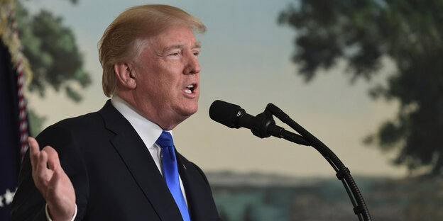 Trump vor Mikrofonen Trump vor Mikrofonen