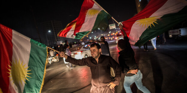 Kurdische Fahnen schwenkende Männer Kurdische Fahnen schwenkende Männer