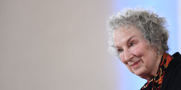 Frau mit grauen Haaren, es ist die Schriftstellerin Margaret Atwood Frau mit grauen Haaren, es ist die Schriftstellerin Margaret Atwood