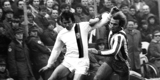 Zwei Fußballspieler im Zweikampf Zwei Fußballspieler im Zweikampf
