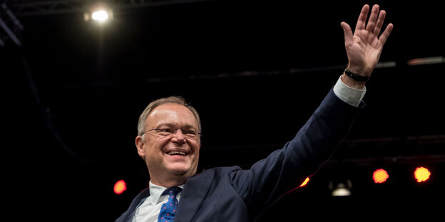 Stephan Weil winkt Stephan Weil winkt