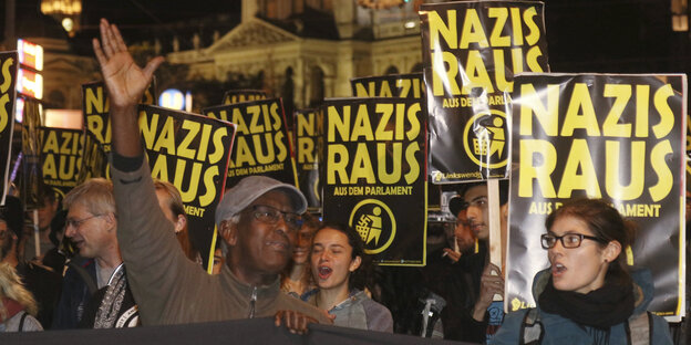 Viele Menschen demonstrieren, sie halten Schilder hoch, auf denen Nazis Raus steht Viele Menschen demonstrieren, sie halten Schilder hoch, auf denen Nazis Raus steht