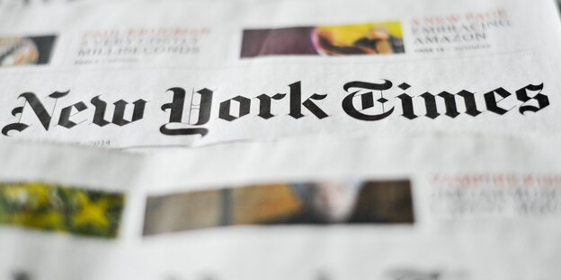 Mehrere Ausgaben der New York Times übereinander gelegt Mehrere Ausgaben der New York Times übereinander gelegt