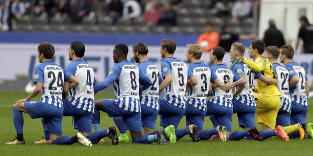 Hertha-Spieler knien Hertha-Spieler knien