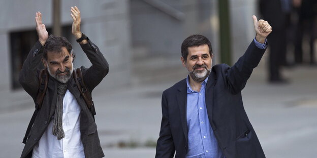 Jordi Cuixart klatscht und lacht, Jordi Sànchez hebt den Daumen Jordi Cuixart klatscht und lacht, Jordi Sànchez hebt den Daumen