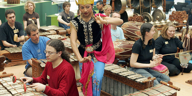 Junge Musiker spielen auf exotischen xylophonartigen Instrumenen Junge Musiker spielen auf exotischen xylophonartigen Instrumenen