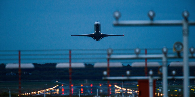 Flugzeug landet am Hamburger Flughafen Flugzeug landet am Hamburger Flughafen