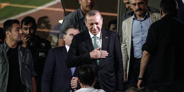 Erdoğan steht auf einer Fußballtribüne Erdoğan steht auf einer Fußballtribüne