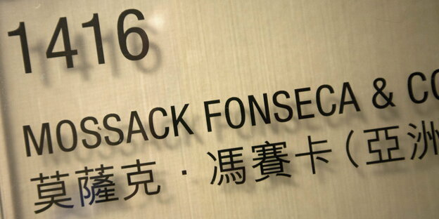 Auf einem Schild steht "Mossack Fonseca" Auf einem Schild steht "Mossack Fonseca"