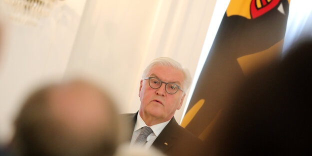 Ein Mann, Frank-Walter Steinmeier, redet Ein Mann, Frank-Walter Steinmeier, redet