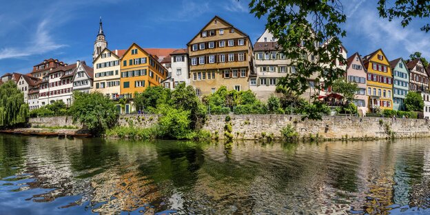 Blick vom Neckar aus auf die Altstadthäuser Tübingens Blick vom Neckar aus auf die Altstadthäuser Tübingens