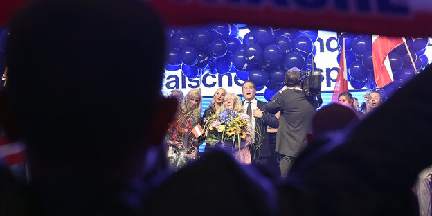 FPÖ-Chef Strache bei einer Jubelfeier in Wien FPÖ-Chef Strache bei einer Jubelfeier in Wien