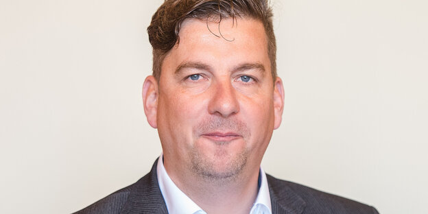 Holger Arppe. Eine schmierige Locke hängt im ins Gesicht Holger Arppe. Eine schmierige Locke hängt im ins Gesicht