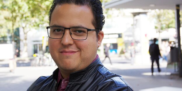 Arnoldo Gálvez Suárez steht in der Öffentlichkeit und lächelt Arnoldo Gálvez Suárez steht in der Öffentlichkeit und lächelt