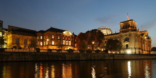 Beleuchtete Gebäude am Abend Beleuchtete Gebäude am Abend