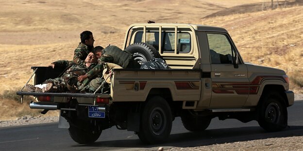 Kurdische Sicherheitskräfte auf einem Pick-up Kurdische Sicherheitskräfte auf einem Pick-up