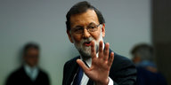 Rajoy hebt eine Hand