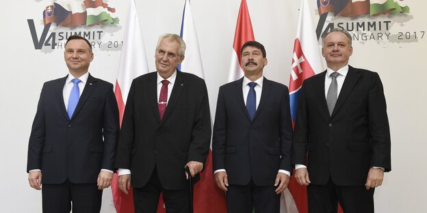 Andrzej Duda, Milos Zeman, Janos Ader und Andrej Kiska stehen nebeneinander Andrzej Duda, Milos Zeman, Janos Ader und Andrej Kiska stehen nebeneinander