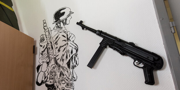Wehrmachtsdevotionalien hängen an der Wand einer Bundeswehrkaserne Wehrmachtsdevotionalien hängen an der Wand einer Bundeswehrkaserne