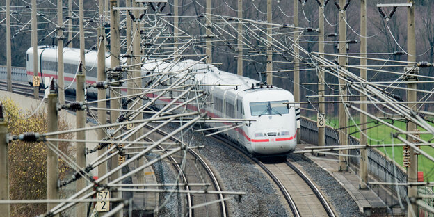 Ein Zug der Deutschen Bahn in einer Trasse Ein Zug der Deutschen Bahn in einer Trasse