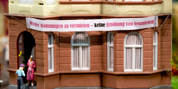 Ein Miniaturhaus mit einem Banner Ein Miniaturhaus mit einem Banner