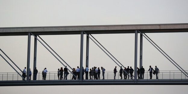 Viele Menschen stehen auf einer Brücke Viele Menschen stehen auf einer Brücke