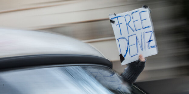 «Free Deniz» steht am 28.02.2017 in Frankfurt am Main auf dem Plakat eines Teilnehmers eines Autokorsos aus Solidarität mit dem in der Türkei inhaftierten Journalisten Deniz Yücel.