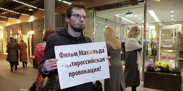 "Der Film Matilda ist eine antirussische Provokation": Protest vor dem Mariinski-Theater am Montag in St.Petersburg "Der Film Matilda ist eine antirussische Provokation": Protest vor dem Mariinski-Theater am Montag in St.Petersburg