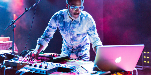 Palaceer Lazaro, der Rapper von Shabazz Palaces, blickt auf seinen Computer. Palaceer Lazaro, der Rapper von Shabazz Palaces, blickt auf seinen Computer.
